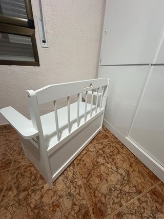 Banquito de madera blanco
