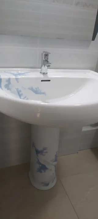 Conjunto de baño blanco y azul