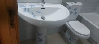Conjunto de baño blanco y azul