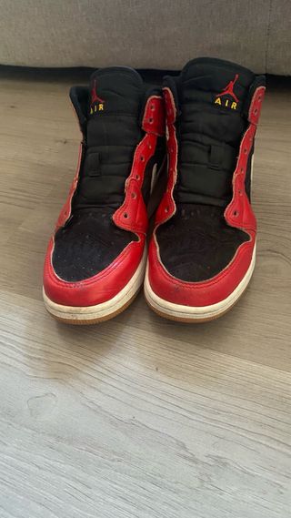 Zapatilla Jordan Air 1 Mid Roja y Negra