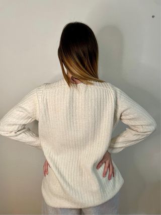 Jersey Stradivarius cuello pico blanco roto