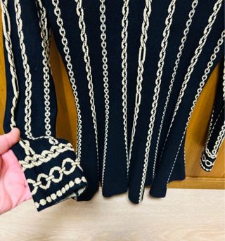 Vestito nero con catene dorate