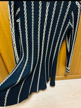 Vestito nero con catene dorate