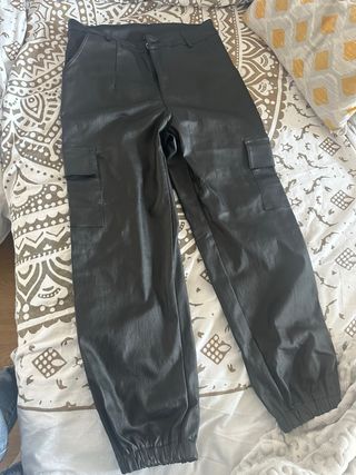 Pantalones cargo efecto piel negros.