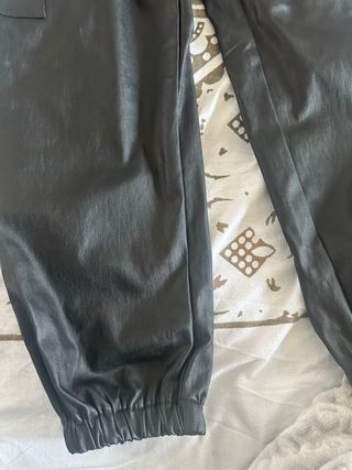 Pantalones cargo efecto piel negros.