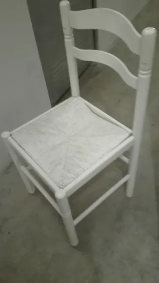 Silla madera antigua blanca