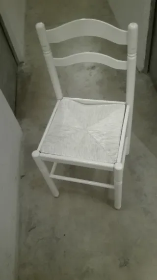 Silla madera antigua blanca
