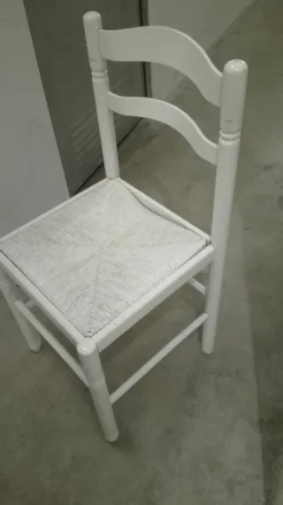 Silla madera antigua blanca