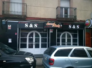 Restaurante con 2 casas