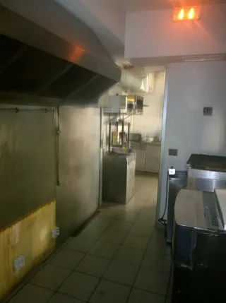 Restaurante con 2 casas