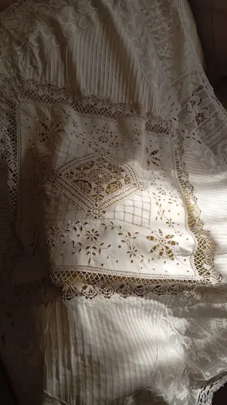 Mantel antiguo de encaje y bordado