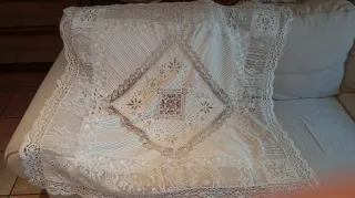 Mantel antiguo de encaje y bordado