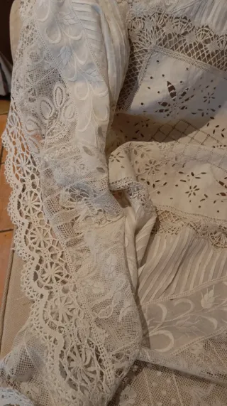 Mantel antiguo de encaje y bordado