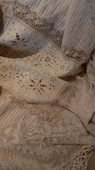 Mantel antiguo de encaje y bordado