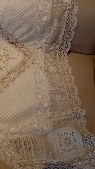 Mantel antiguo de encaje y bordado