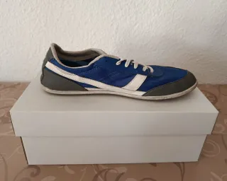 Zapatillas deportivas azules y grises