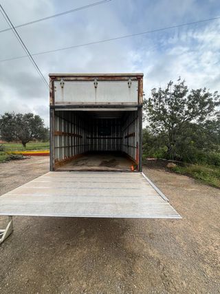 Nissan Cabstar 2006, caja cerrada y rampa elevador
