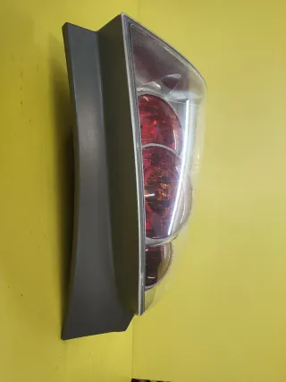 PILOTO TRASERO IZQUIERDO TOYOTA COROLLA VERSO