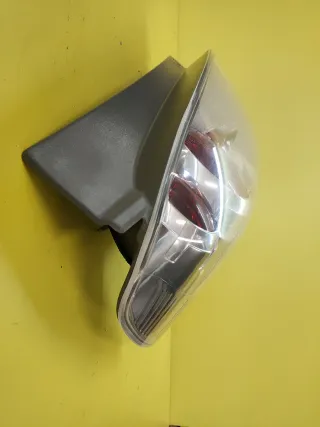 PILOTO TRASERO IZQUIERDO TOYOTA COROLLA VERSO