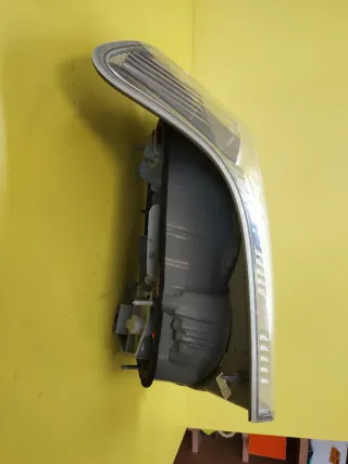 PILOTO TRASERO IZQUIERDO TOYOTA COROLLA VERSO