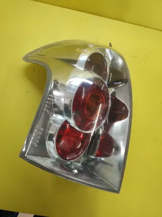 PILOTO TRASERO IZQUIERDO TOYOTA COROLLA VERSO