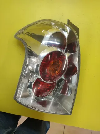 PILOTO TRASERO IZQUIERDO TOYOTA COROLLA VERSO