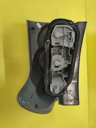 PILOTO TRASERO IZQUIERDO TOYOTA COROLLA VERSO