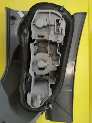 PILOTO TRASERO IZQUIERDO TOYOTA COROLLA VERSO