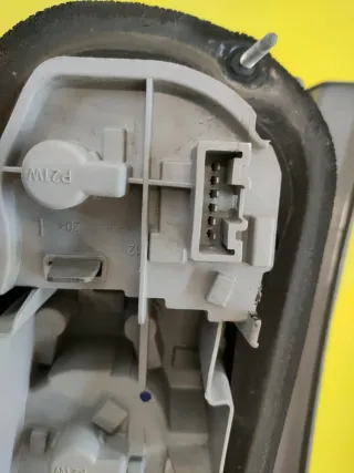 PILOTO TRASERO IZQUIERDO TOYOTA COROLLA VERSO