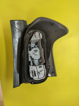 PILOTO TRASERO IZQUIERDO TOYOTA COROLLA VERSO