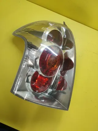 PILOTO TRASERO IZQUIERDO TOYOTA COROLLA VERSO