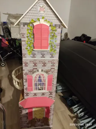 Casa de muñecas con muebles