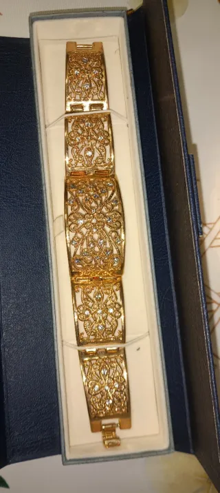 Pulsera dorada con pedrería