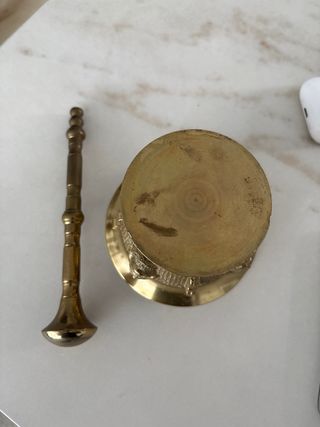 Almirez de bronce con caras antiguas