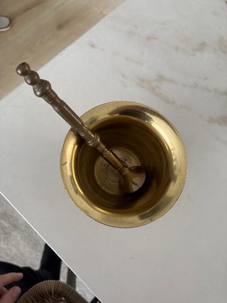 Almirez de bronce con caras antiguas