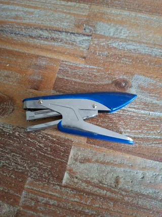 Grapadora azul y plateada