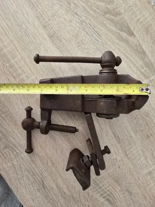 Tornillo de banco antiguo