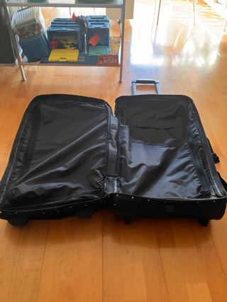 Maleta de viaje mediana Eastpak negra