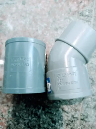 Tuberías, codos y líquido limpiador de PVC