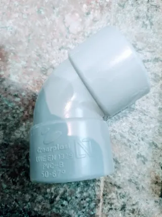 Tuberías, codos y líquido limpiador de PVC