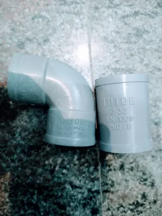 Tuberías, codos y líquido limpiador de PVC