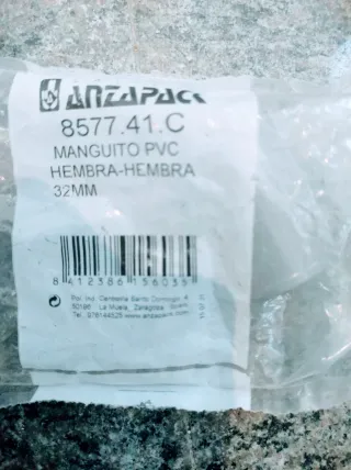 Tuberías, codos y líquido limpiador de PVC