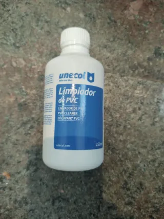 Tuberías, codos y líquido limpiador de PVC