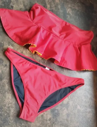 Bikini con volantes y ribetes