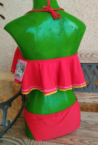 Bikini con volantes y ribetes