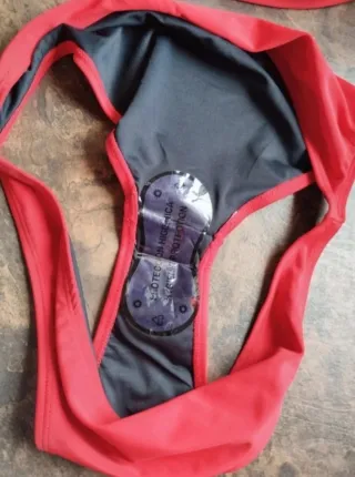 Bikini con volantes y ribetes