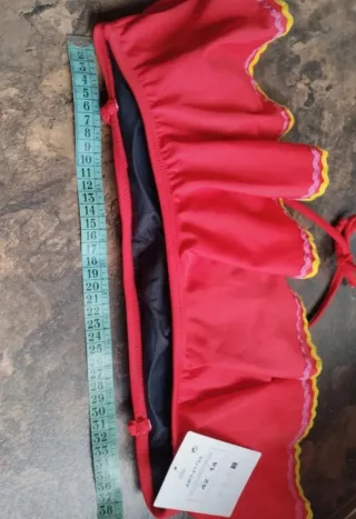 Bikini con volantes y ribetes