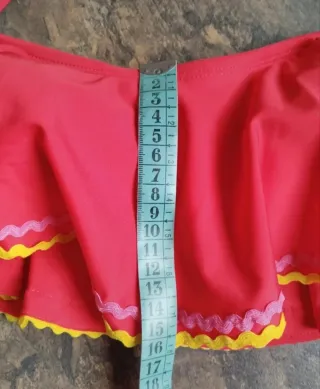 Bikini con volantes y ribetes