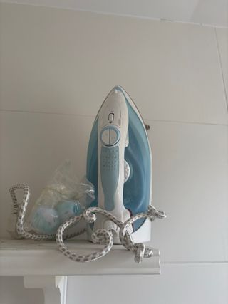 Plancha de ropa blanca y azul