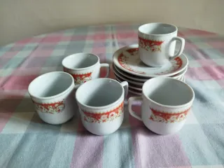 Juego de café de porcelana con diseño floral
